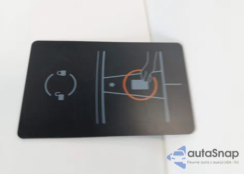 2025 Tesla Model Y Long Range Dual Motor All-Wheel Drive z USA, uszkodzony, nr VIN 7SAYGDEE8SA351818